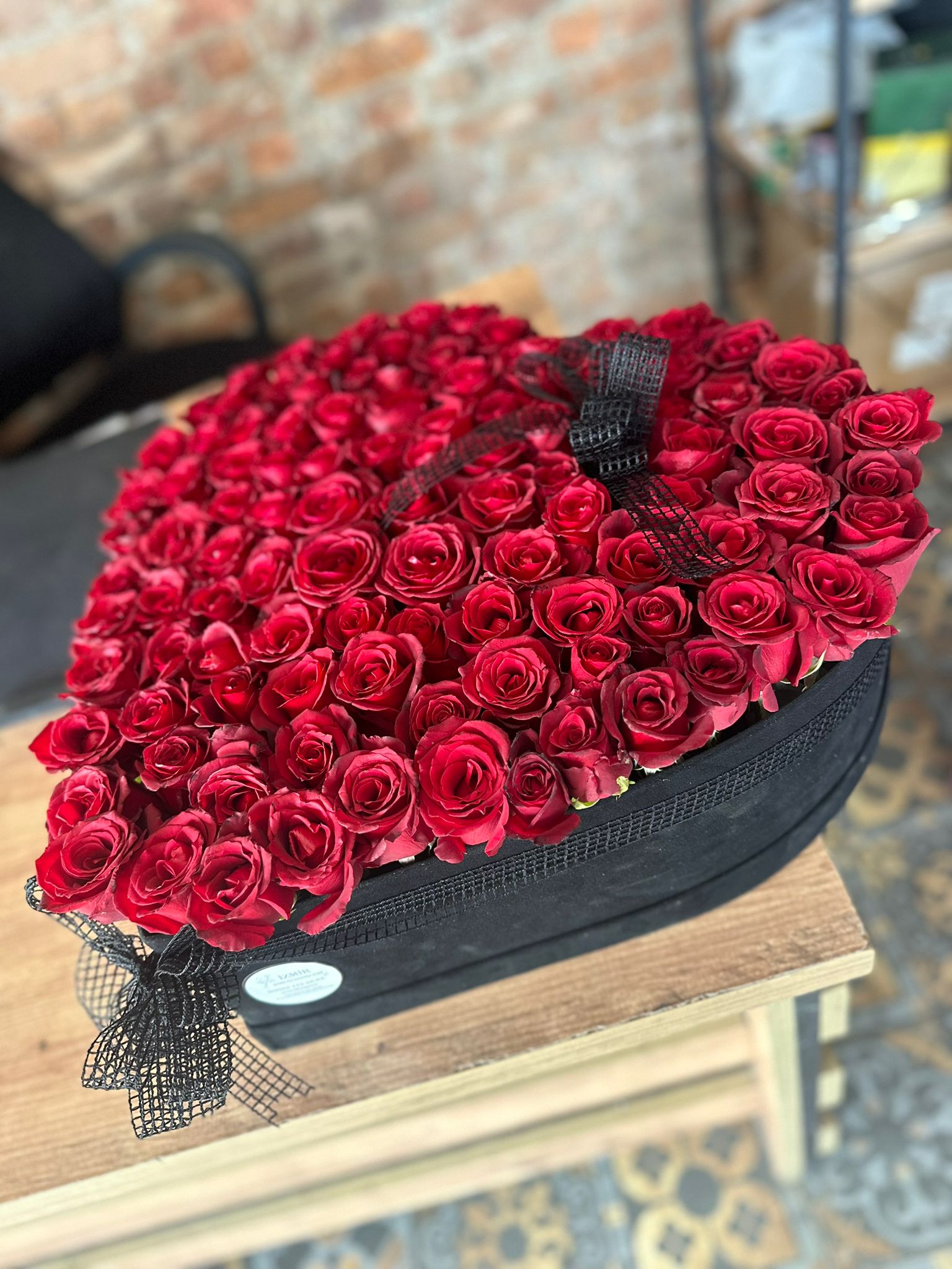 Büyük Boy Siyah Kalp Kutuda Güller