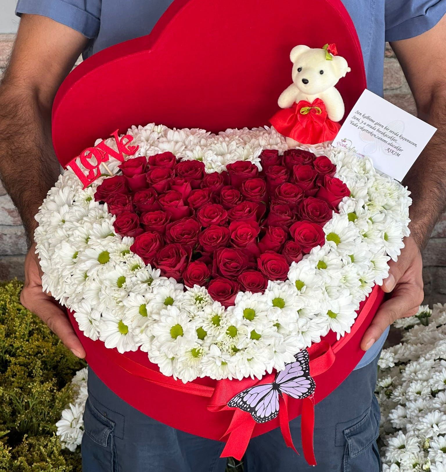 Kalp Kutuda Papatya ve Gül