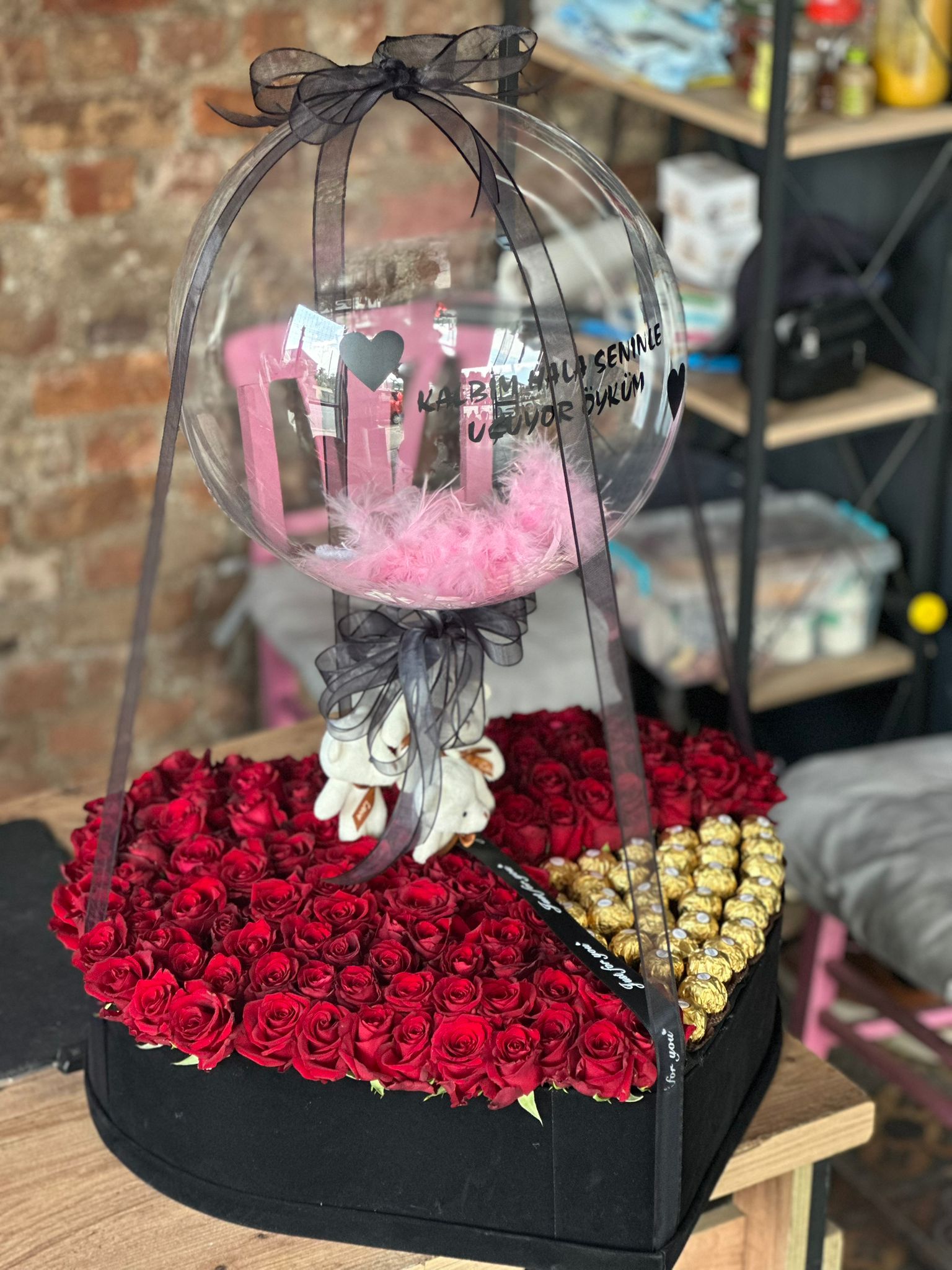 Kalp Kutuda Balonlu Çikolata ve Gül